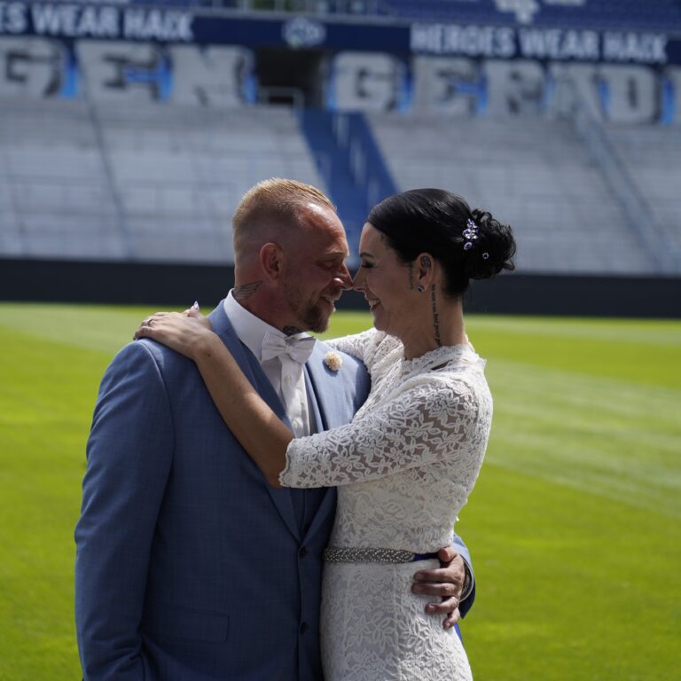 Glücklich verheiratet: Erstes Paar im Lilien-Stadion getraut
